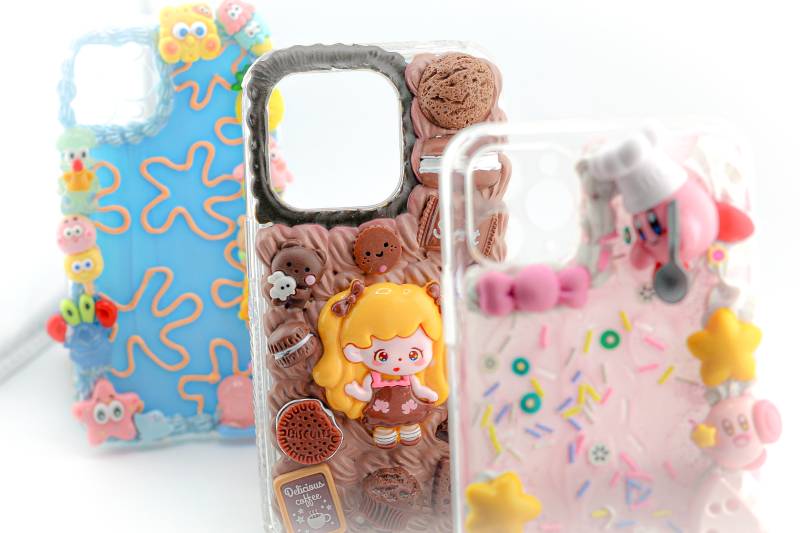 Chez Bumper Store Nice, personnalisez vos coques et accessoires directement en magasin grâce à notre espace DIY. Ajoutez des charms kawaii, pop ou geek pour des designs à votre image. Venez créer avec nous !