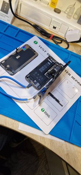 Nos techniciens expérimentés chez Bumper Store Puget-sur-Argens, situés dans la galerie commerciale de Carrefour, changent rapidement l'écran de votre iPhone 7, 8 ou SE avec des pièces génériques de haute qualité pour une performance optimale. Profitez d'