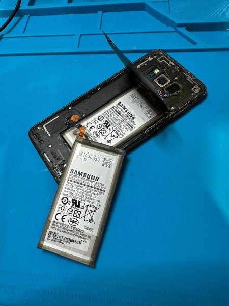 technicien remplaçant une batterie Samsung A15 à Quimper